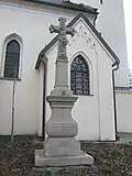 Kříž u kostela