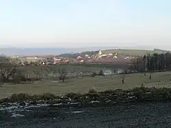 Pohled na Novou Hradečnou s kostelem sv. Vavřince