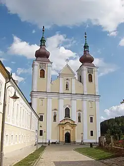 Průčelí opatského kostela svatého Petra a Pavla