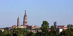 Panoráma města: vlevo kostel San Gaudenzio, vpravo dóm