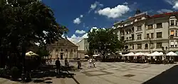 Palác Vatikán (vpravo)
