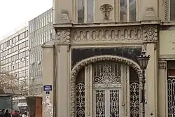 Secesní portál budovy
