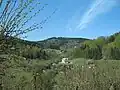 Pohled od železniční zastávky na domy v údolí