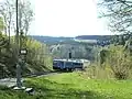 K zastávce Novina přijíždí po viaduktu rychlík z Ústí nad Labem