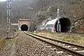 Pohled na jižní portály tunelů č. 8/1 (vlevo) a 8/2 (vpravo)