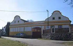 Novosedly_čp._21_(okr._Strakonice),_od_východu.JPG