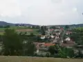 Ulice Na Vyšehradě, kterou vede katastrální hranice mezi Novým a Starým Knínem (vlevo Nový, vpravo Starý Knín)