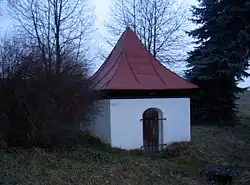 Kaple na severním okraji obce