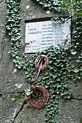 Pamětní deska u brány připomíná znojemské skauty, pro které se stal hrad za první republiky oblíbeným místem setkávání.