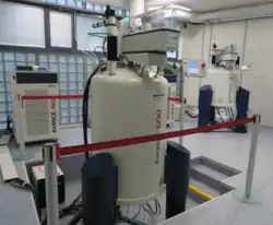 Spektrometr NMR 600MHz, v pozadí spektrometr NMR 400MHz pro stanovení izotopových poměrů stabilních izotopů vodíku např. ve vínech či lihovinách v laboratoři SZPI v Brně.