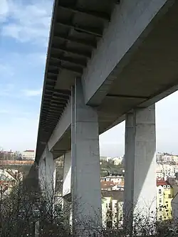 Pohled na pilíře a spodní část mostovky