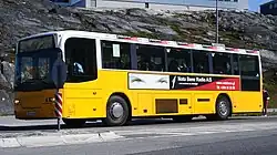 Jasně žlutý autobus společnosti Nuup Bussii A/S v Nuuku.
