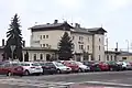 Staniční budova s parkovištěm ve směru od Palackého třídy