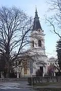 pohled od Husova sboru v pozadí budova gymnázia
