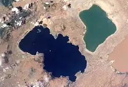 Jezero Šala v kaldeře O'a a jezero Abijata (vpravo) na satelitním snímku z roku 2001