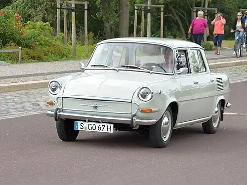 Škoda 1000 MB s nedůvtipně umístěnou poznávací značkou v Magdeburku