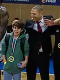 Trenér ČEZ basketball Nymburk Oren Amiel (vpravo) po vítězství v Českém poháru v basketbalu (Nový Jičín, 2019)