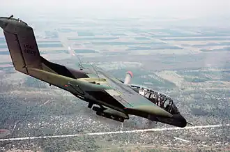 OV-10 amerického letectva odpaluje kouřovou raketu z bílého fosforu k označení pozemního cíle