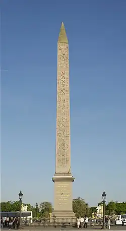 Obelisk v Paříži (9. dubna 2011)