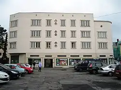 Obchodní_dům_-_obchodní_a_obytný_dům_(Bruntál).JPG