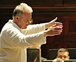 Petr Vronský při zkoušce Dvořákova oratoria Stabat Mater ve Smetanově síni Obecního domu v Praze, březen 2016