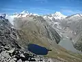 Ledovec Oberaar (vlevo v pozadí) a ledovec Unteraar(vpravo). Malé modré jezero vlevo vpředu je Triebtenseewli