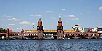 Oberbaumbrücke a metro projíždějící mezi stanicemi Schlesisches Tor a Warschauer Straße