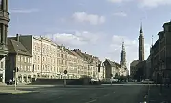 Barevná fotografie ze 70. let 20. století, na níž je pohled na historický Dolní rynek v Görlitz