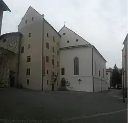 Pohled na vstupní západní fasádu kostela