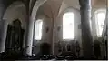 Jižní loď, vlevo dole nika-grotta osazena barokovým portálem, který sloúžil jako vstup