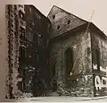Archivní záběry s umístěním náhrobního kamene a kříže