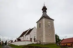 Kostel sv. Petra a Pavla nově bez stromů