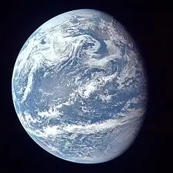 Země jako příklad oceánského světa, jehož povrch tvoří z 75 % oceán.