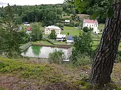 Ke koupališti a kostelu sv. Petra a Pavla