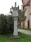 gotická boží muka u kostela