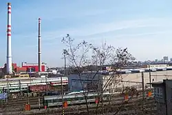 Vůz Bpee247 ve starém zeleném nátěru (v popředí)