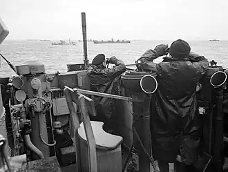 Důstojníci na můstku doprovodného britského torpédoborce vyhlíží nepřátelské ponorky, říjen 1941