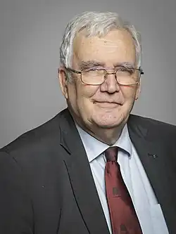 Oficiální portrét Jana Davida Simona, 3. vikomta Simona z roku 2019