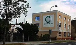 Ohradní plot s logem závodu