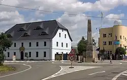 bývalý zájezdní hostinec „u Pyrámu” a kamenný rozcestník z roku 1813