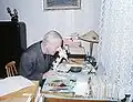 Oldřich Marek u svého binokulárního mikroskopu