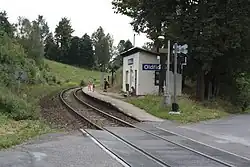 Nástupiště a budova zastávky