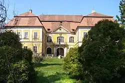 Zámecké průčelí