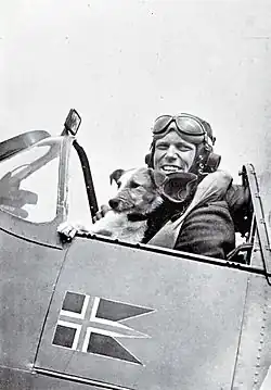 Erik Haabjørn s skvadronsmaskoten „Plivat“ v Cattericku v dubnu 1942