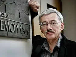 Oleg Orlov před sídlem Memorialu