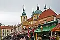 pohled od Sadového náměstí na jižní stranu baziliky s kupeckými krámky