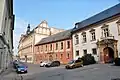Kanovnická rezidence Wurmova 11 a 13 (vpravo) a konec Arcibiskupského paláce (vlevo)