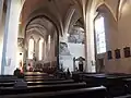 Interiér kostela v Sokolské ulici s gotickými malbami