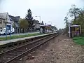 Pohled na zastávku od přejezdu