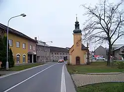 Náves na Jilemnického ulici s kostelíčkem Nejsvětější Trojice